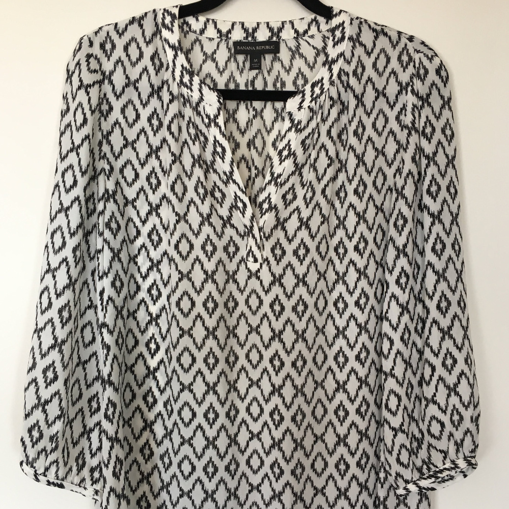 Banana Republic B&W Graphic Print Blouse Sz M